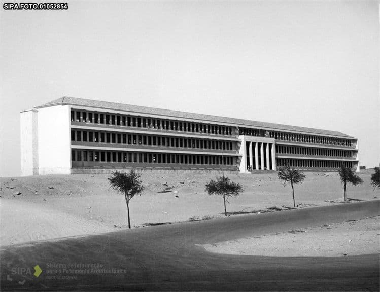 Escola Comercial E Industrial De Moçâmedes, Angola. Photograph by Luis Possolo.  Credit Portugal, Arquivo Histórico Ultramarino – PT, AHU