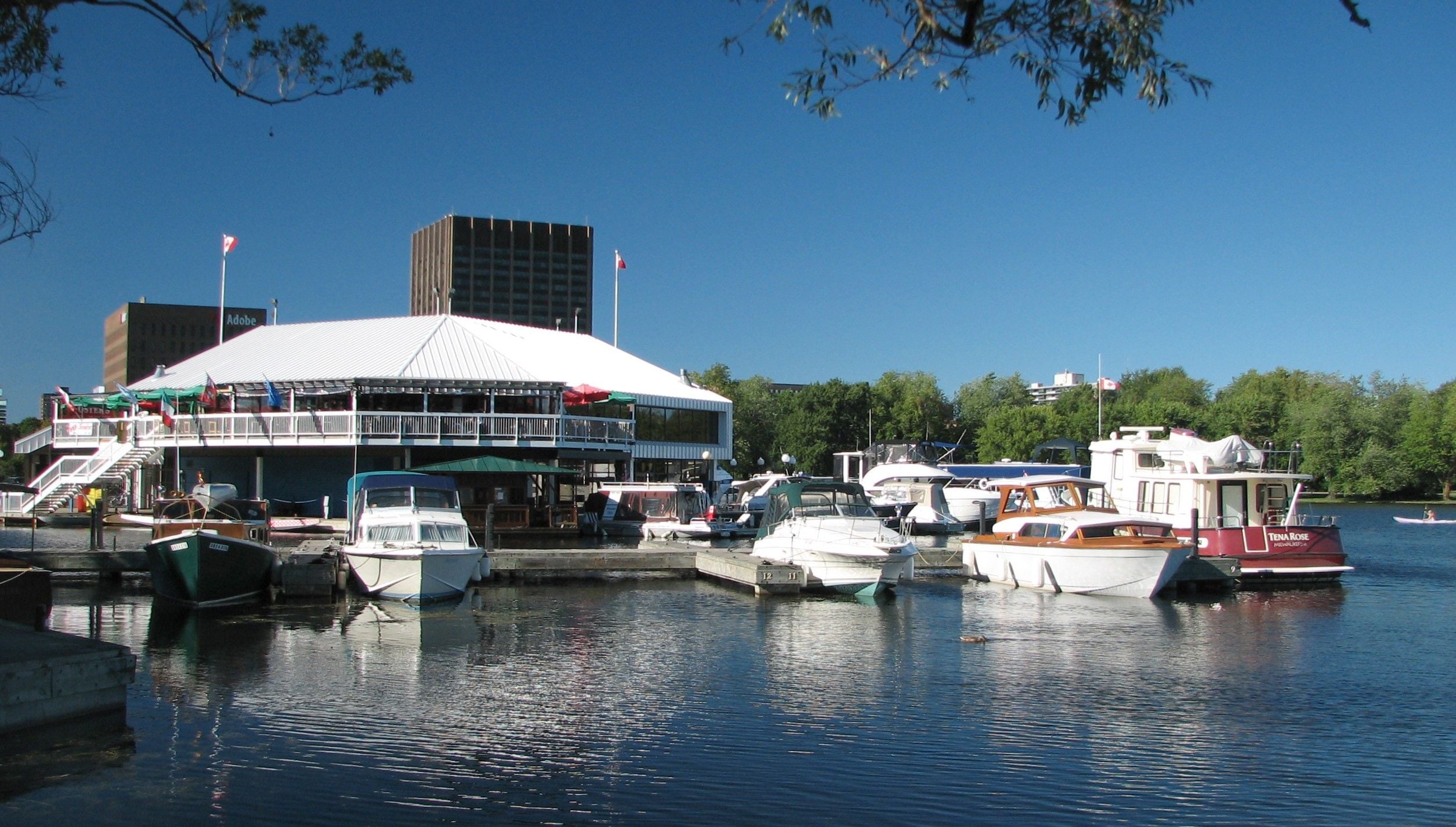 Dows Lake Pavilion, 2007, photographer: Lezumbalaberenjena at en.wikipedia, Public domain, via Wikimedia Commons