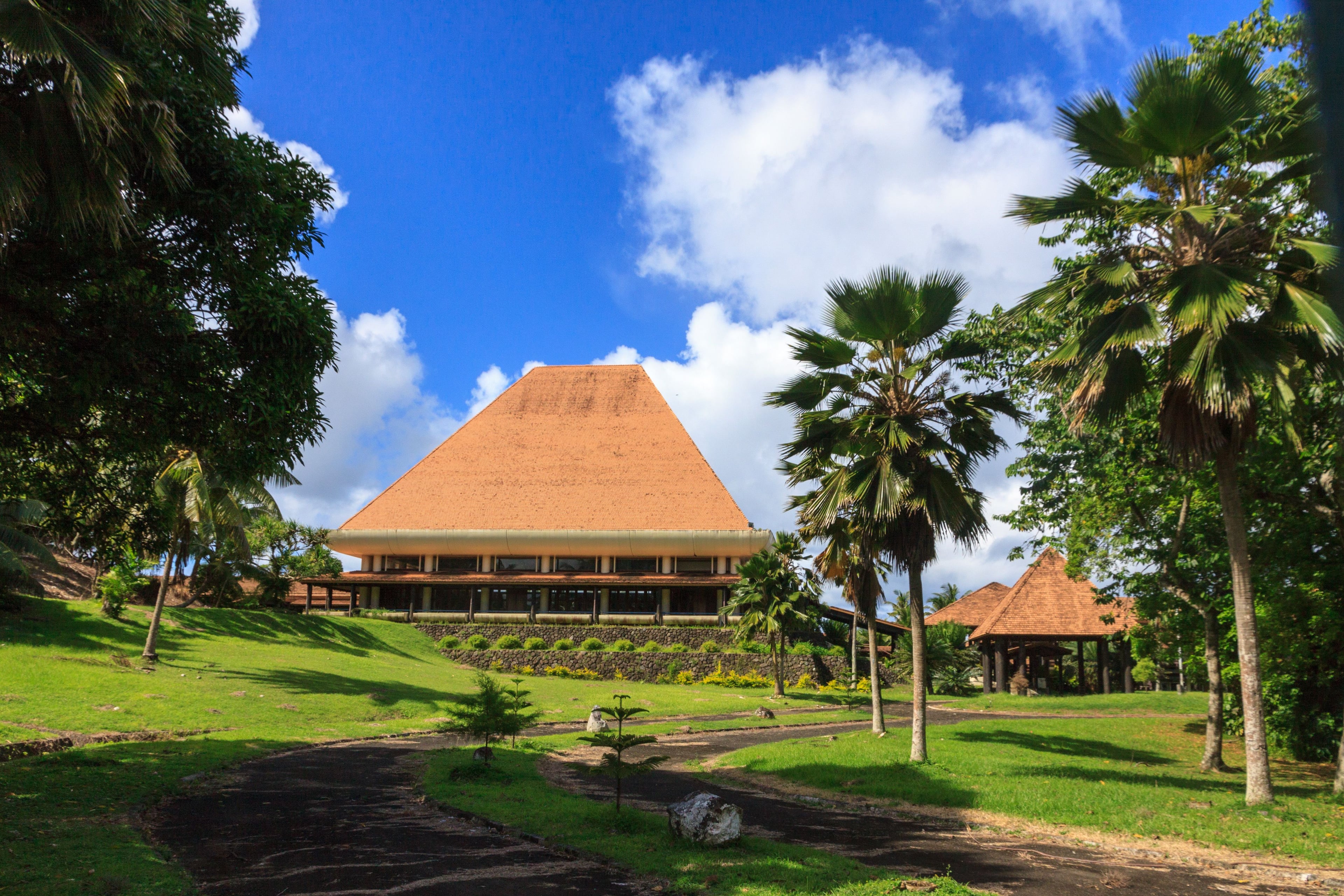 Parliamentary Complex, Veiuto, Suva, Fiji. Anthony Samson, for the Fijian Ministry of Works, with Viti Architects. Matthias Süßen, CC BY-SA 3.0 Wikimedia